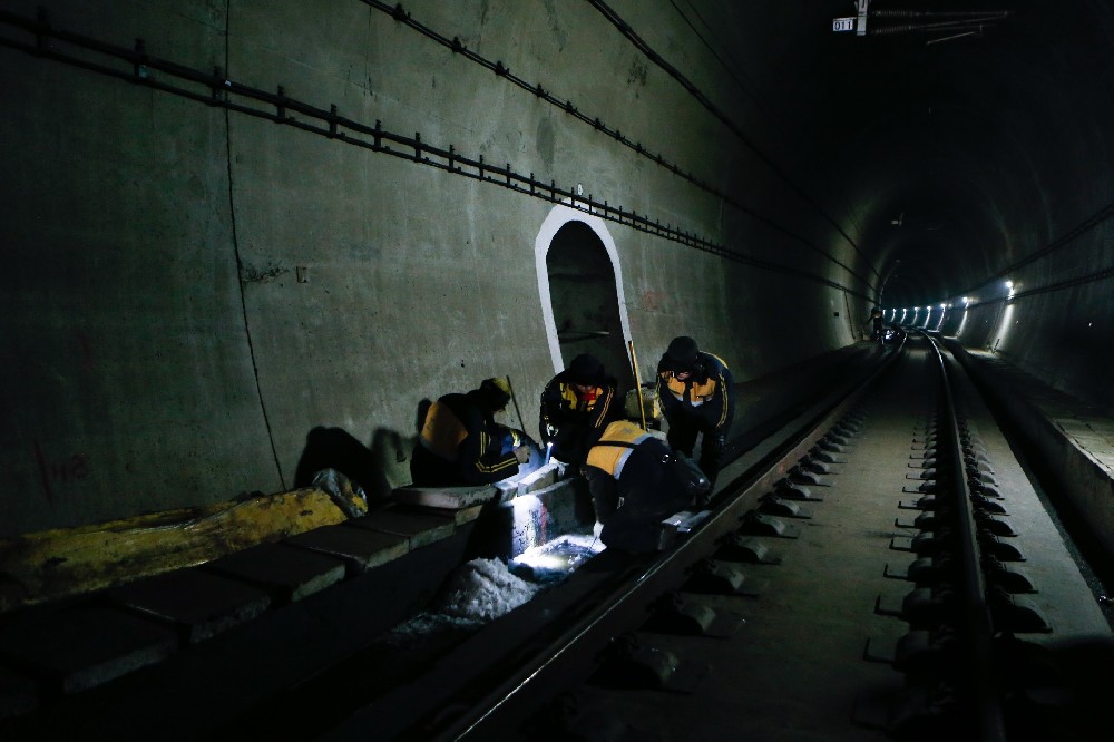 山根镇铁路运营隧道病害现状